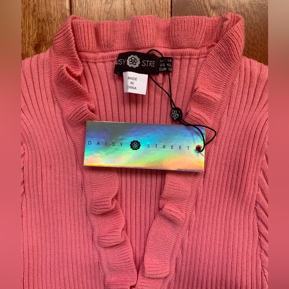 Pink Ruffle Trim Crop Top - Picture 3 of 6